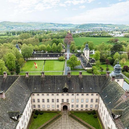 Luxus Wohnen Im Schloss Corvey Fuer 1-6 Gaeste Im Unesco Weltkulturerbe Hoexter Weserbergland Free W-Lan Parken Netflix Fuer Familien Paare Und Geschaeftsreisende Inkl Handtuecher Seife Nintendo Switch Uvm Экстерьер фото