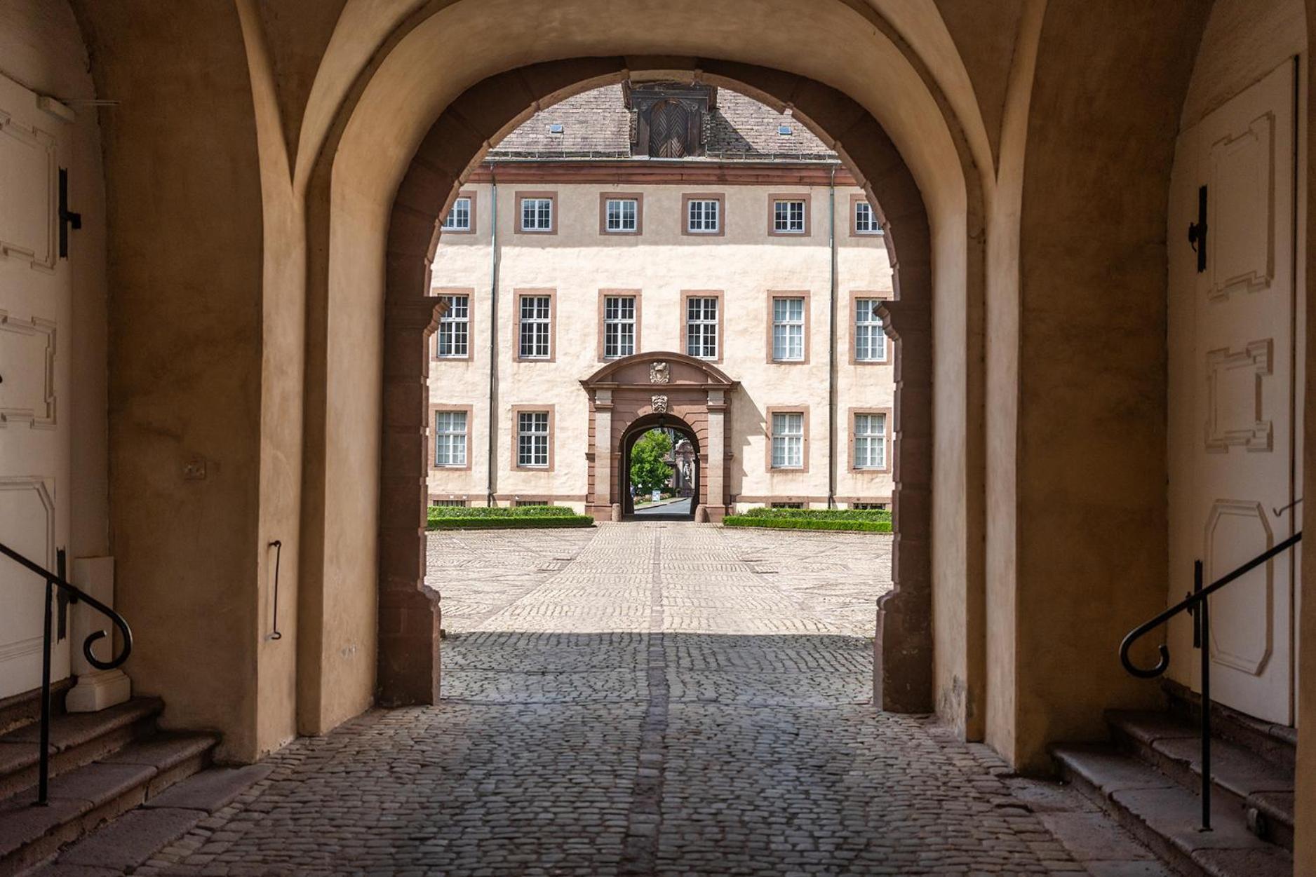Luxus Wohnen Im Schloss Corvey Fuer 1-6 Gaeste Im Unesco Weltkulturerbe Hoexter Weserbergland Free W-Lan Parken Netflix Fuer Familien Paare Und Geschaeftsreisende Inkl Handtuecher Seife Nintendo Switch Uvm Экстерьер фото